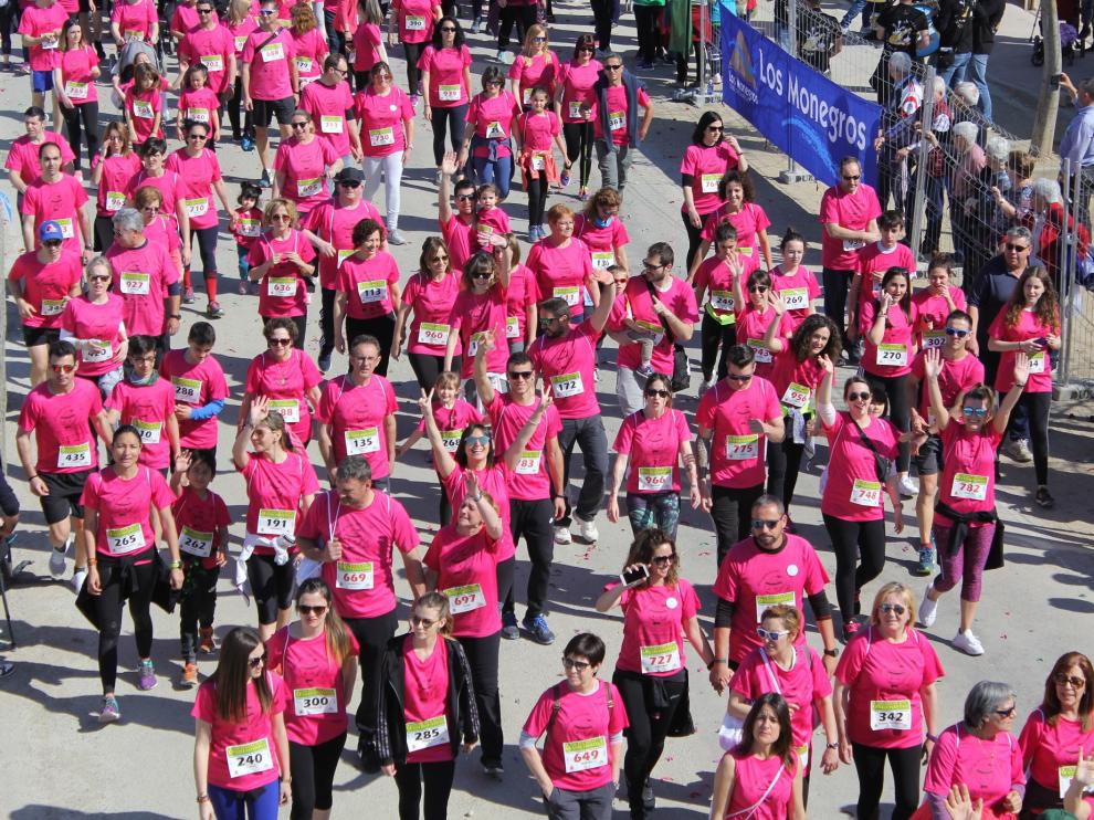 Casi 1.00 personas marchan unidas contra el cáncer en Sariñena