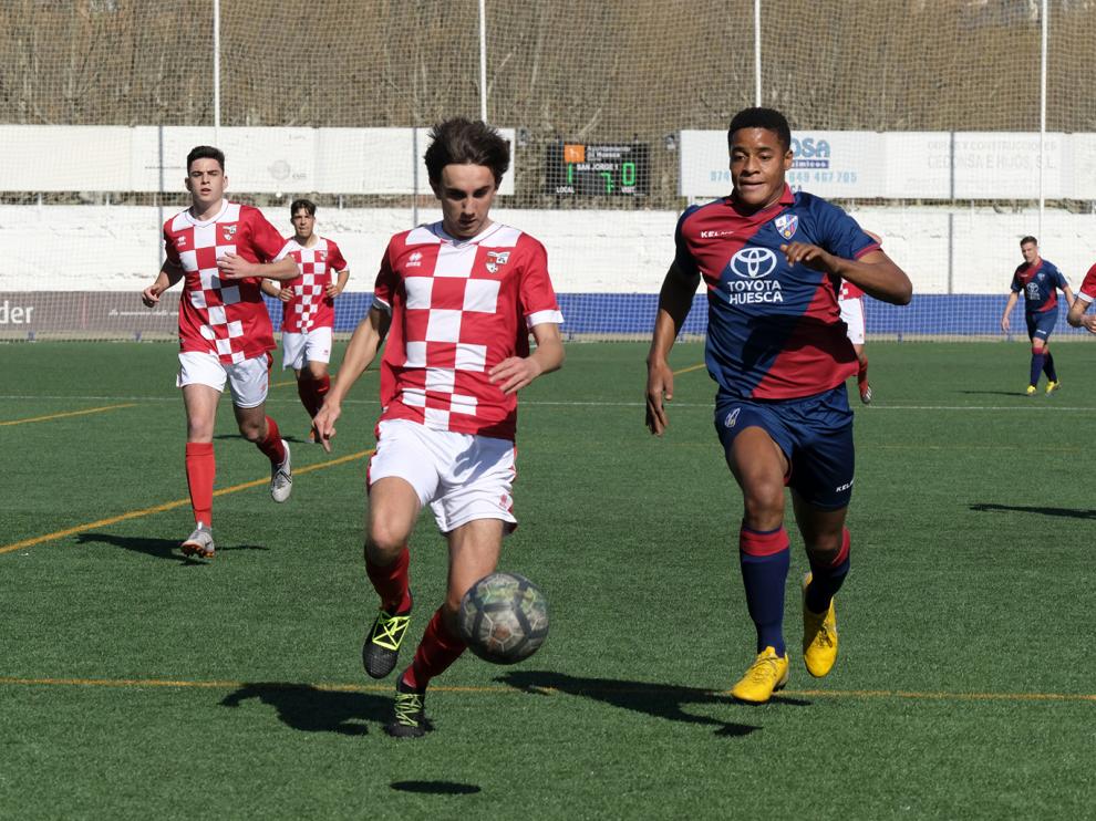 Dos jugadores disputan un balón