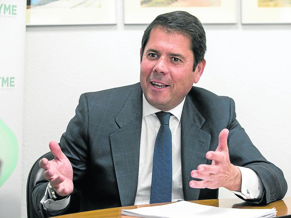 El empresario granadino Gerardo Cuerva, durante la entrevista, en la sede de Cepyme Aragón.
