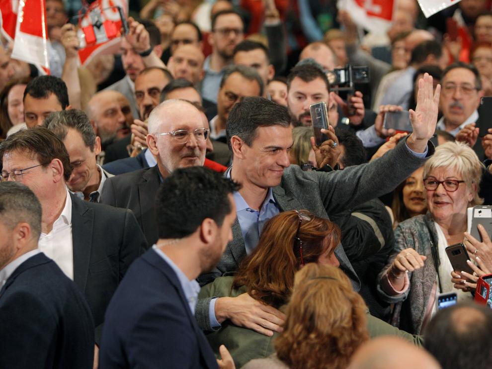 el PSOE lograría 37 diputados más, el PP perdería 76 y Ciudadanos ganaría 23.