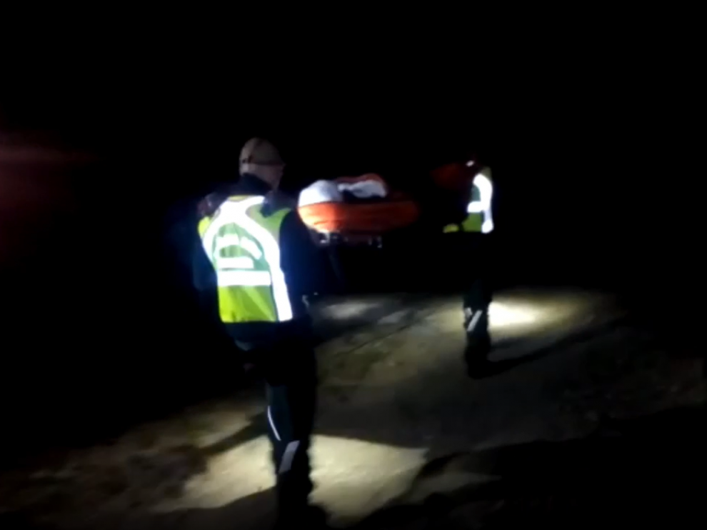 La operación de rescate se alargó hasta la noche.
