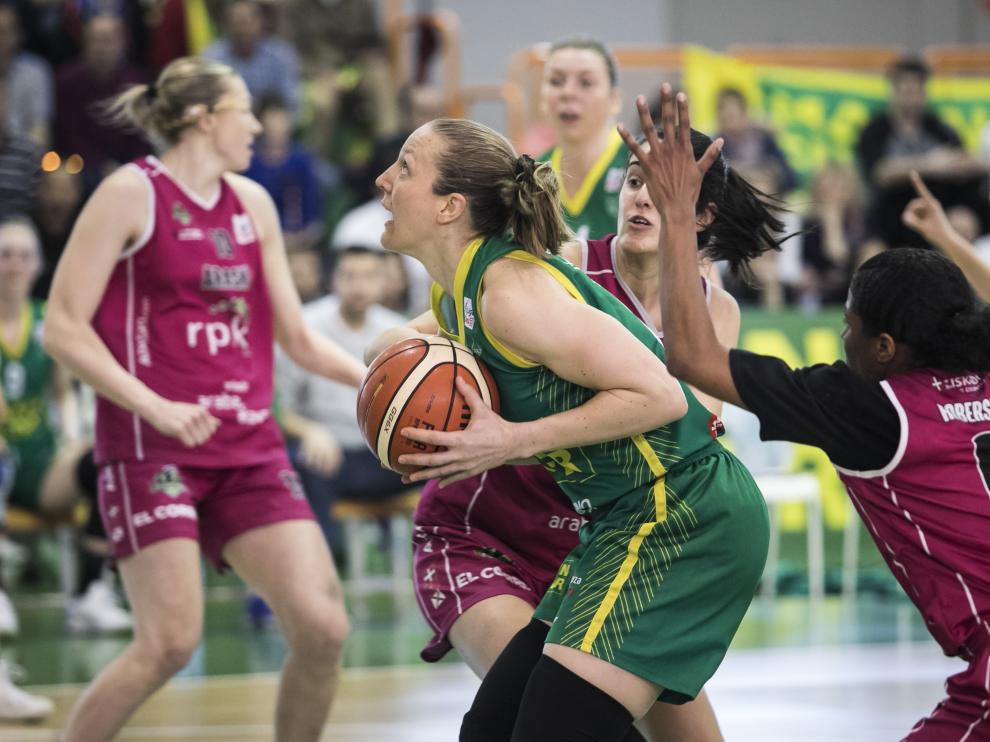 Leslie Knight mira a canasta en un partido contra el Araski en el pabellón Eduardo Lastrada.