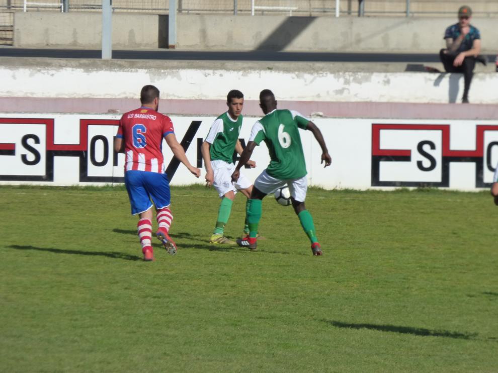 Varios jugadores disputan un balón
