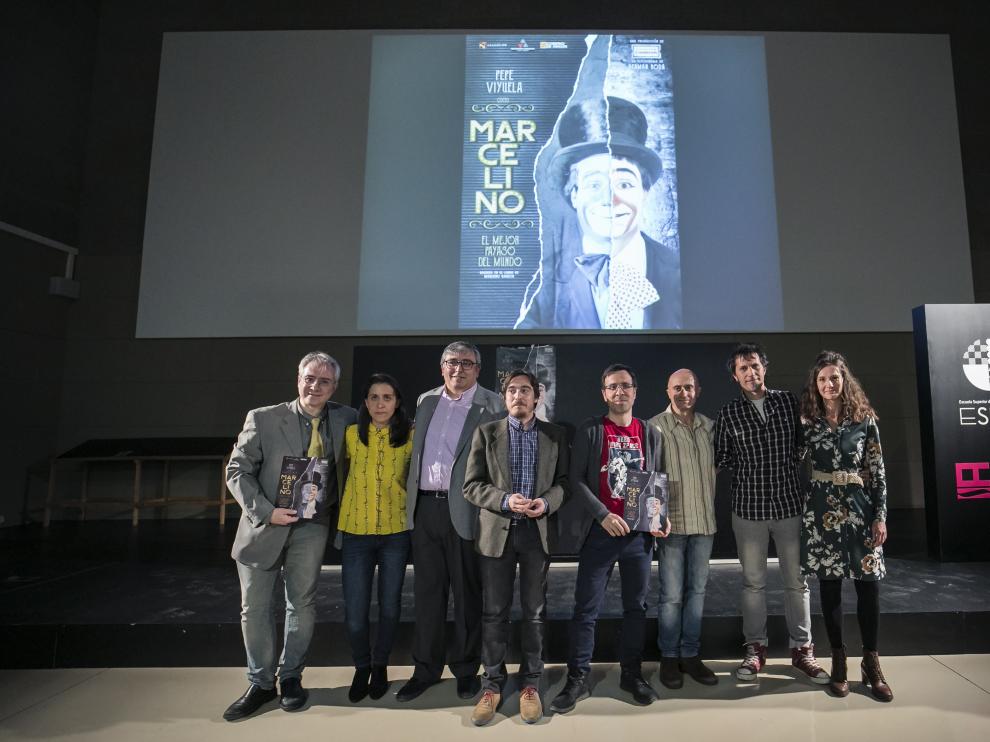 Carlos Gurpegui, Patricia Roda, Mariano García, Nacho Escuín, Germán Roda, Pepe Viyuela, David Angulo y Carmen Ruiz, en la improvisa presentación del docudrama de ‘Marcelino’.