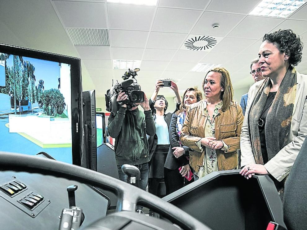 Magdalena Valerio ante el simulador, en el Cifpa.