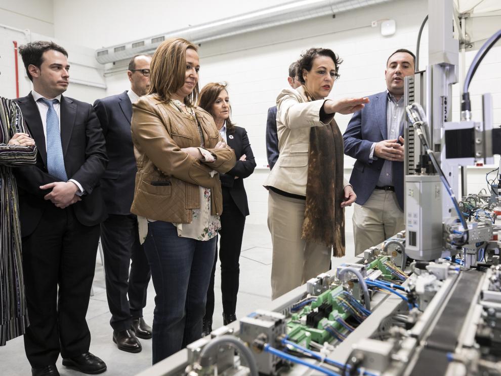Mayte Pérez y Magdalena Valerio en su visita a las instalaciones del Cifpa, en Plaza.