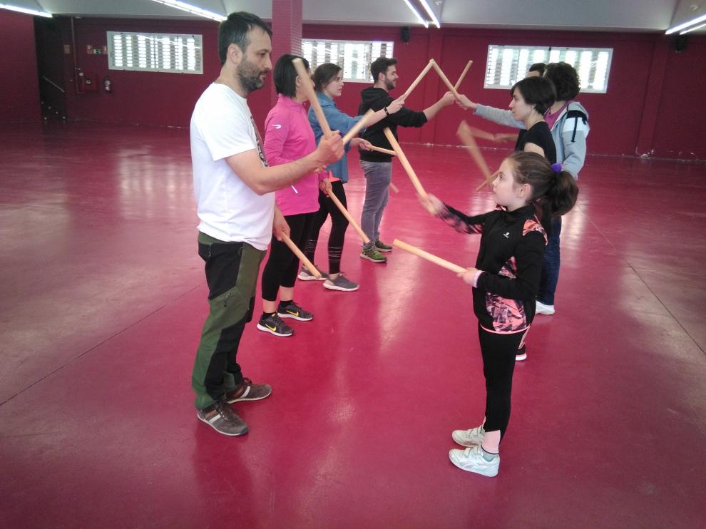 Algunos componentes del grupo Moncayo 900 ensayando el dance el pasado sábado.