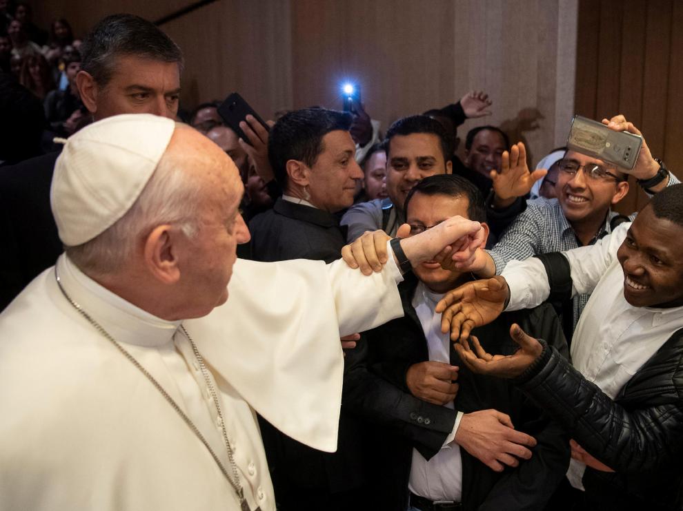 El papa Francisco y su extraña forma de rechazar el besamanos.