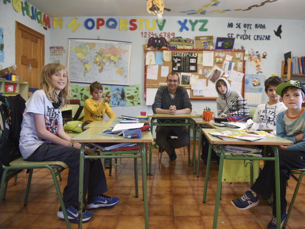 Los alumnos de la escuela de Paúles de Sarsa.