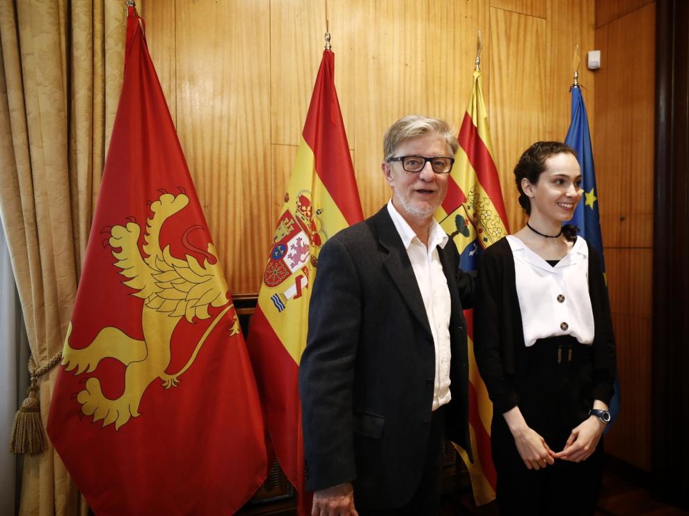 Pedro Santisteve y la bailarina Leyre Domingo, esta mañana en el Ayuntamiento de Zaragoza.