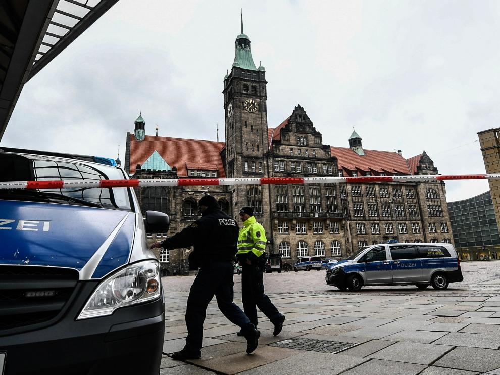 Policías en el Ayuntamiento de Chemnitz, Alemania