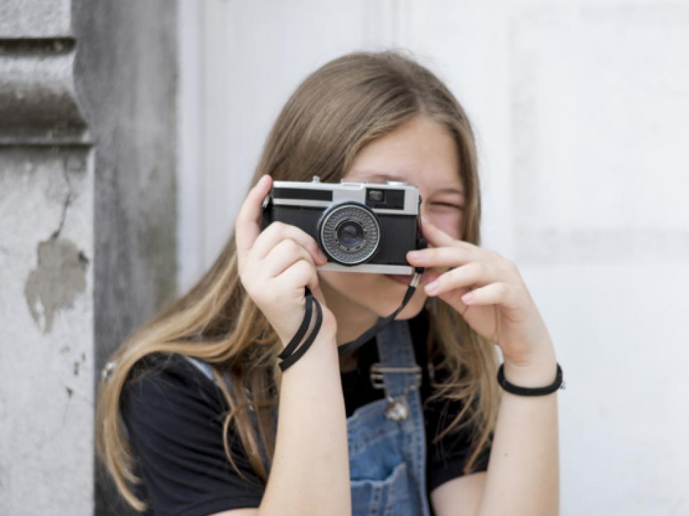 retrato-fotografa-adolescente-que-cubre-su-rostro-camara_23-2148088798