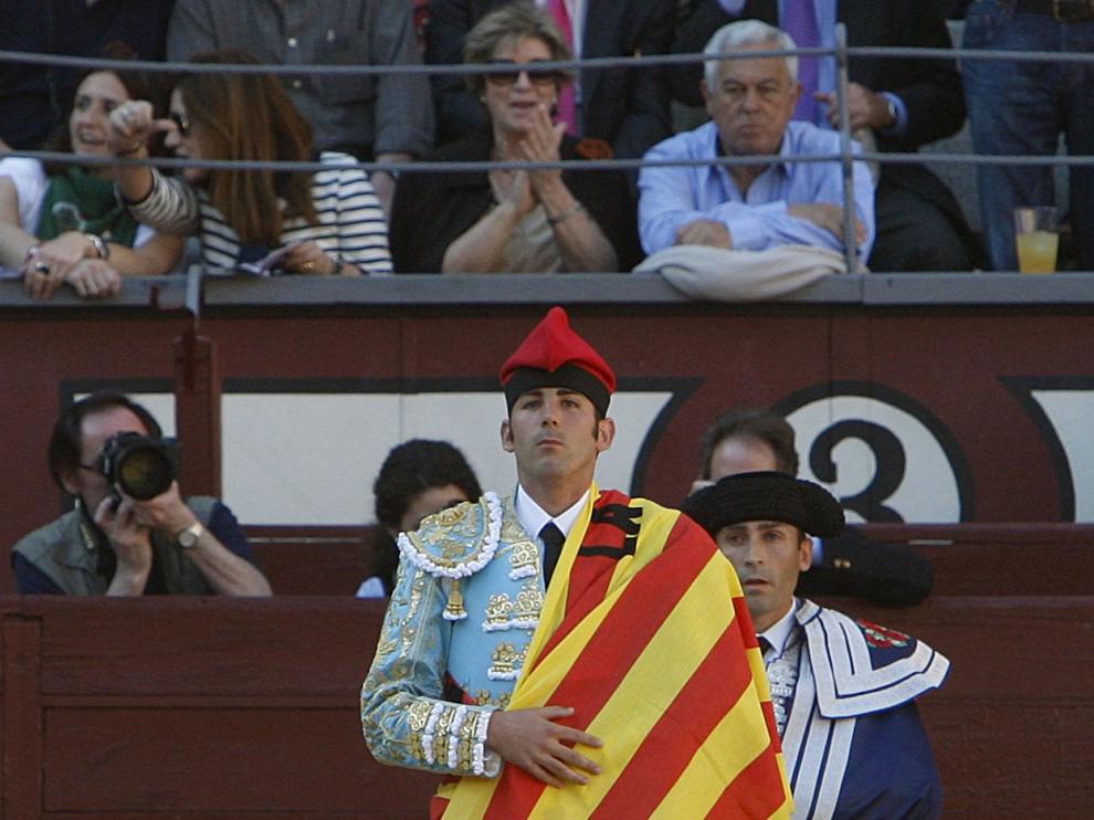 Serafín Marín hizo el paseíllo con barretina para reivindicar los toros en Cataluña.