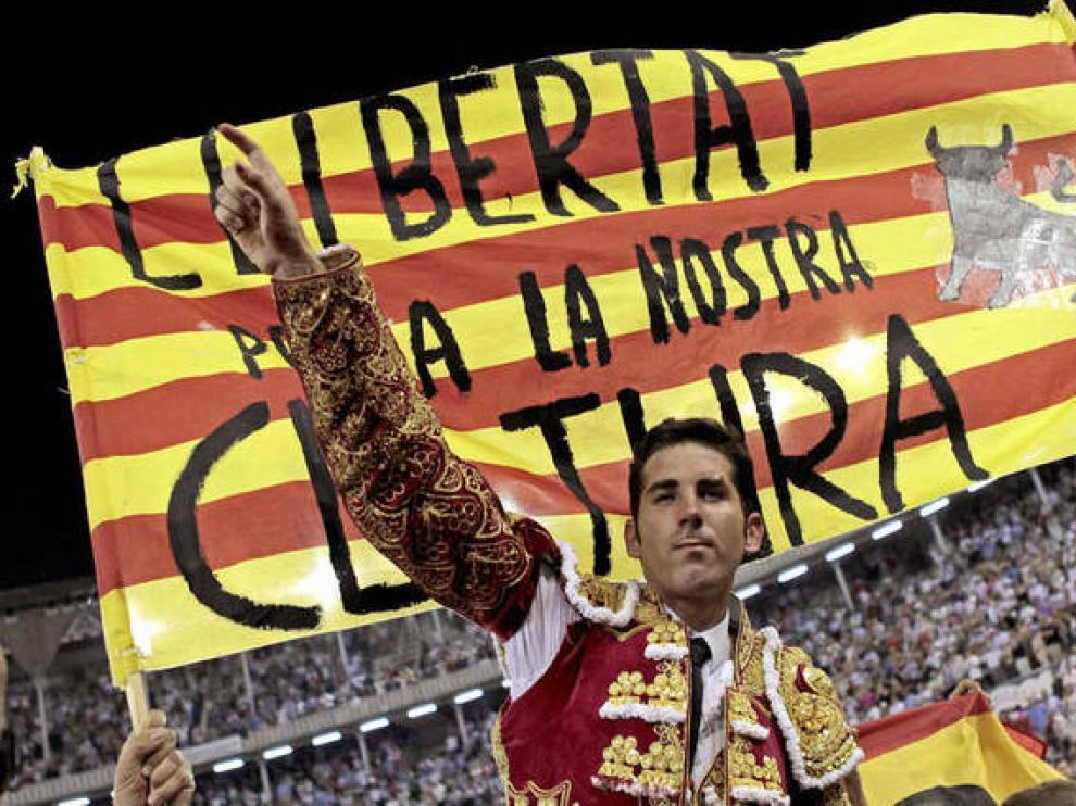 Serafín Marín, saliendo a hombros en la última corrida de la Monumental.