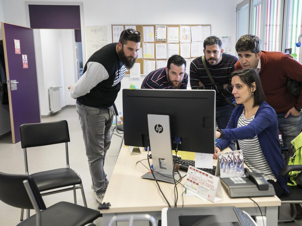 Un grupo de padres del colegio Zaragoza Sur atiende las explicaciones sobre el sorteo que se celebró en el centro la semana pasada