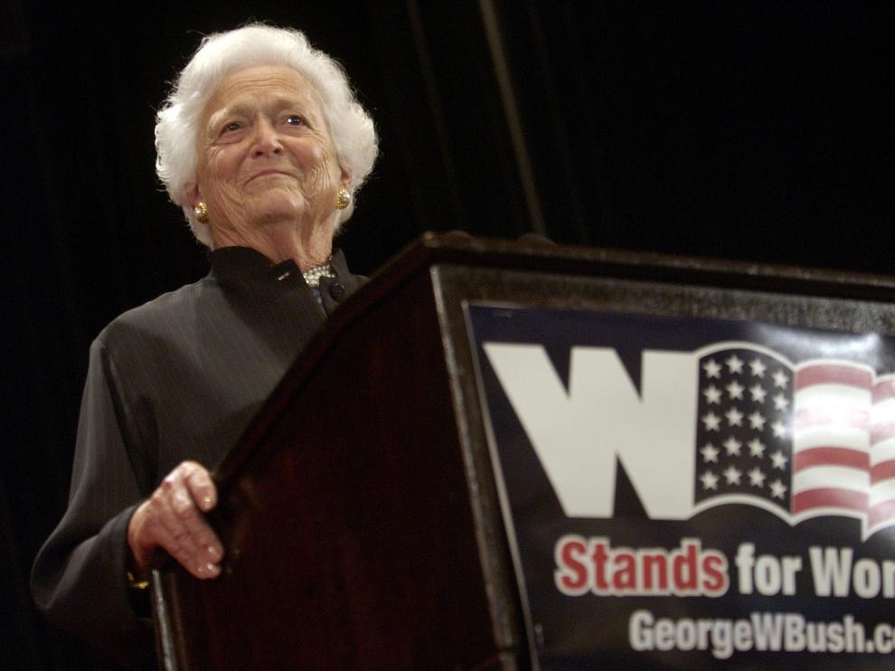 Barbara Bush, mother of the current president and former first lady, speaks at the Waldorf Astoria hotel in New York on August 30, 2004, during the Republican National Convention's "W Stands for Women" rally. The group reminded party faithful of US President George W. Bush's record for women's rights. REUTERS/Chip East CAMPAIGN
