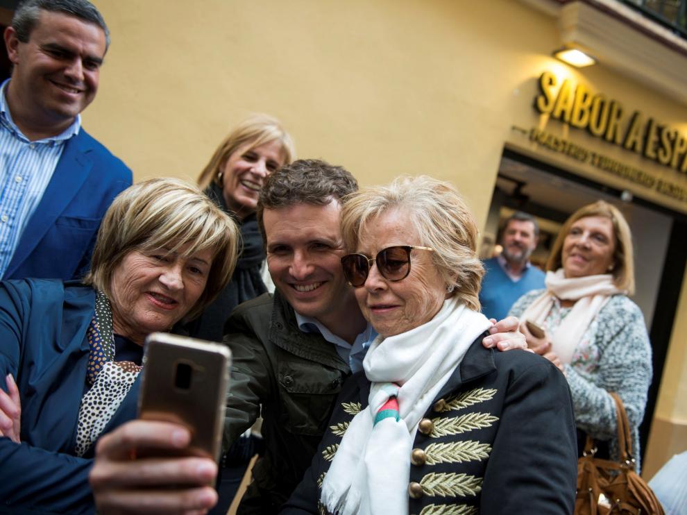 Casado, candidato popular, durante un paseo ciudadano.