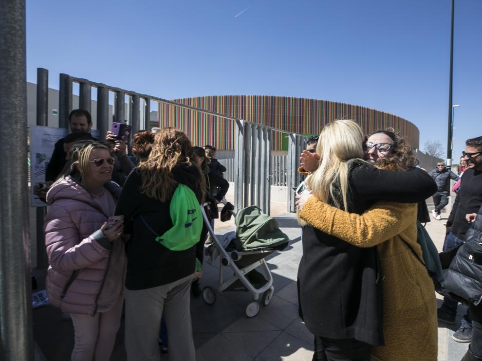Dos madres se abrazan de alegría al comprobar que sus hijos están admitidos en el San Jorge