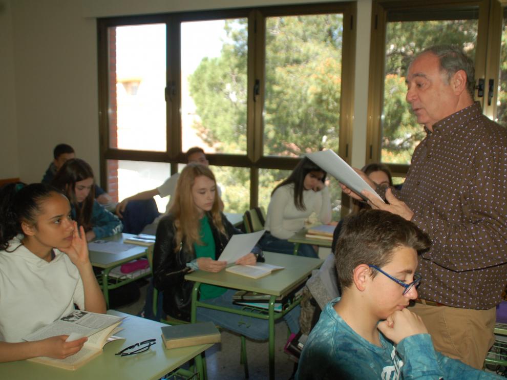 Manuel Vizcaya Milagro, con sus alumnos de segundo ciclo de ESO en el Colegio Santa Ana de Caspe (Zaragoza)