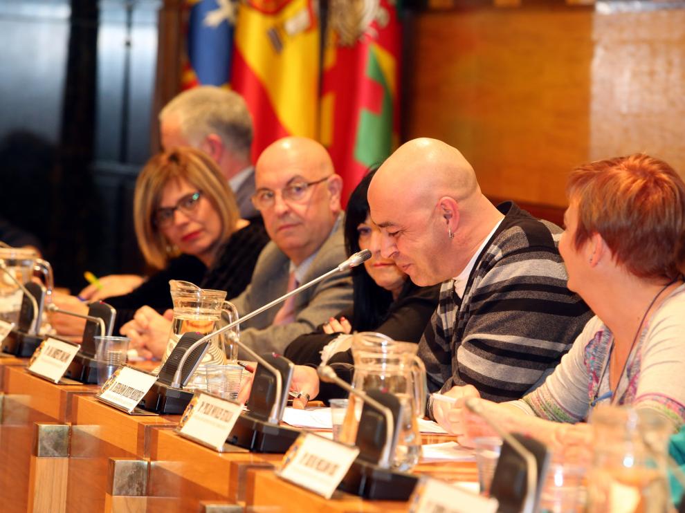 El concejal de Aragón Sí Puede Fernando Justes durante una de sus intervenciones de ayer.