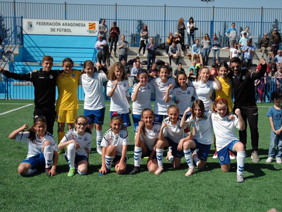 El equipo alevín de fútbol 8 del Zaragoza CFF.