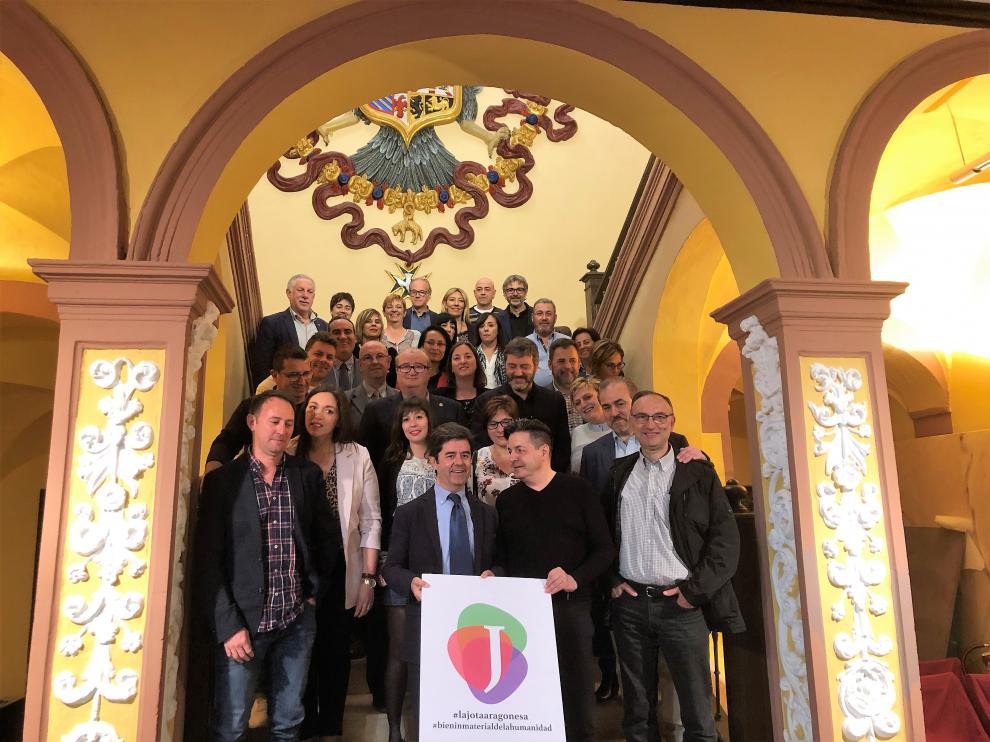 La corporación municipal de Huesca posa para la foto con los representantes de la Academia .