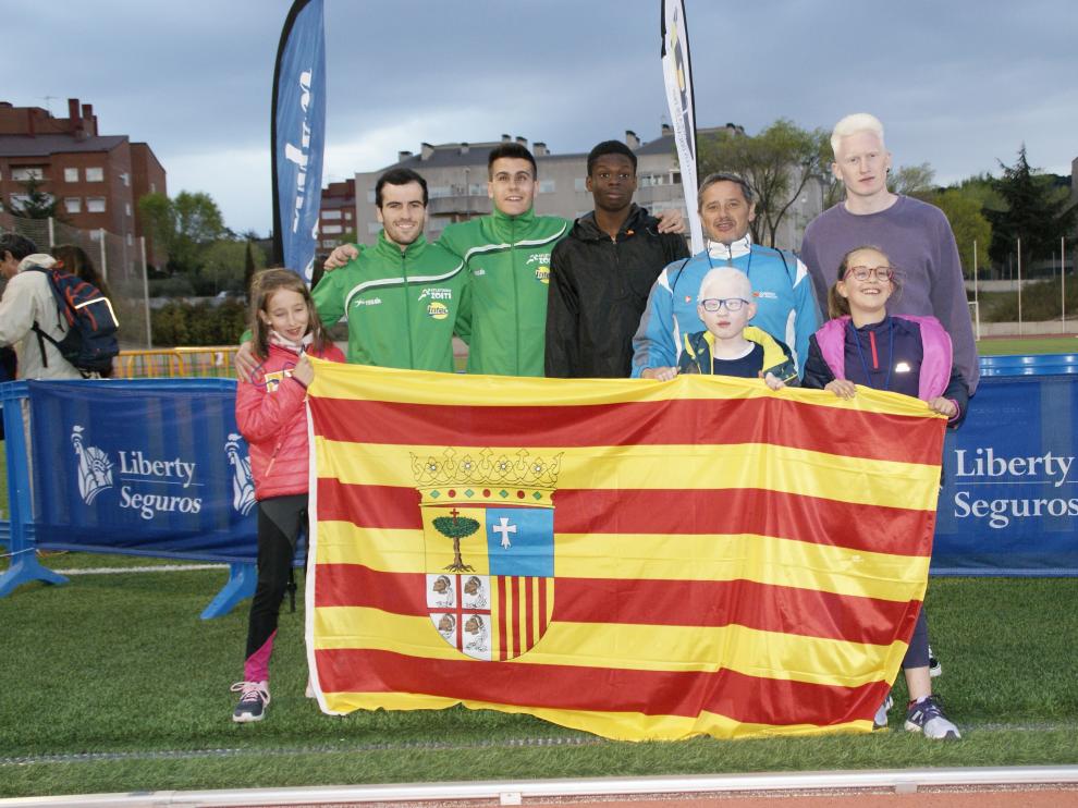 Los representantes aragoneses y su entrenador, Casimiro Martínez, en las instalaciones de Collado Villalba.