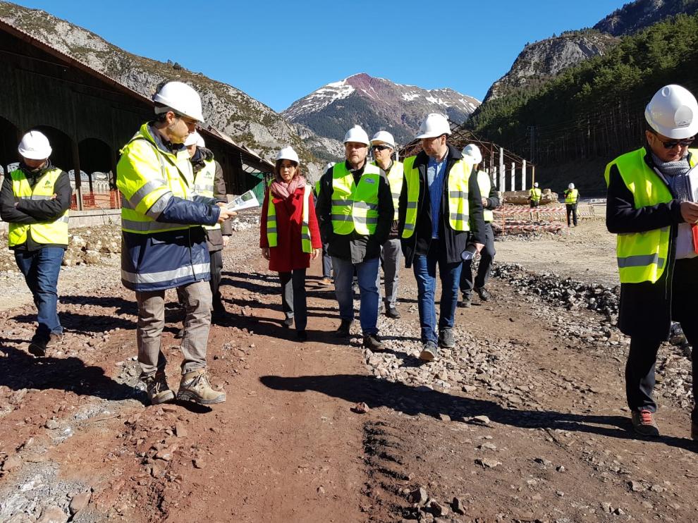 La presidenta de Adif, Isabel Pardo de Vera, junto al consejero de Vertebración Territorial, José Luis Soro, en la explanada de la estación de Canfranc.