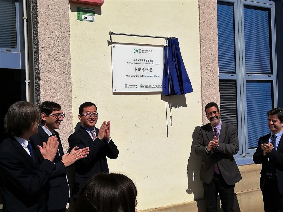 Una placa señala dónde está la sede del Instituto Confucio en Huesca.