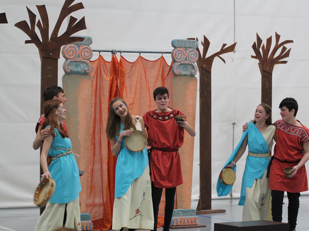 Los actores de Clásicos Luna, en una escena de 'La comedia de las apariciones'.