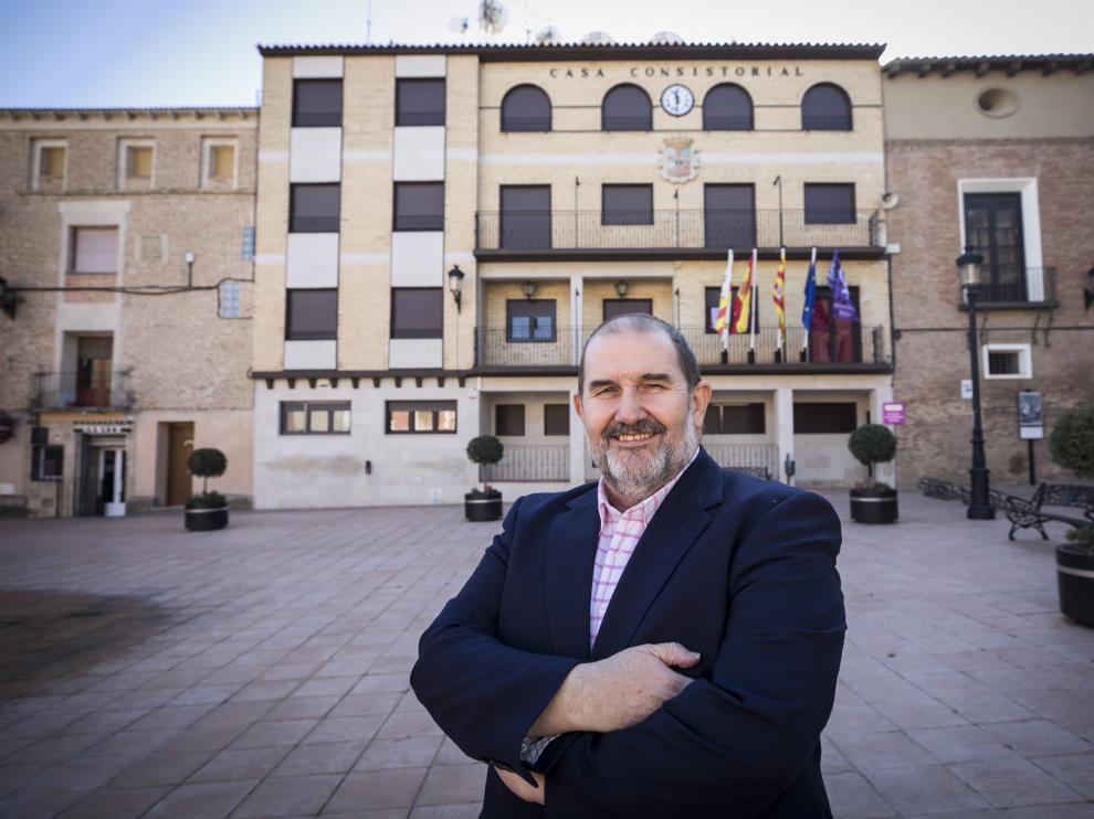 El alcalde de Pedrola, Felipe Ejido, posa frente a la fachada del Ayuntamiento.