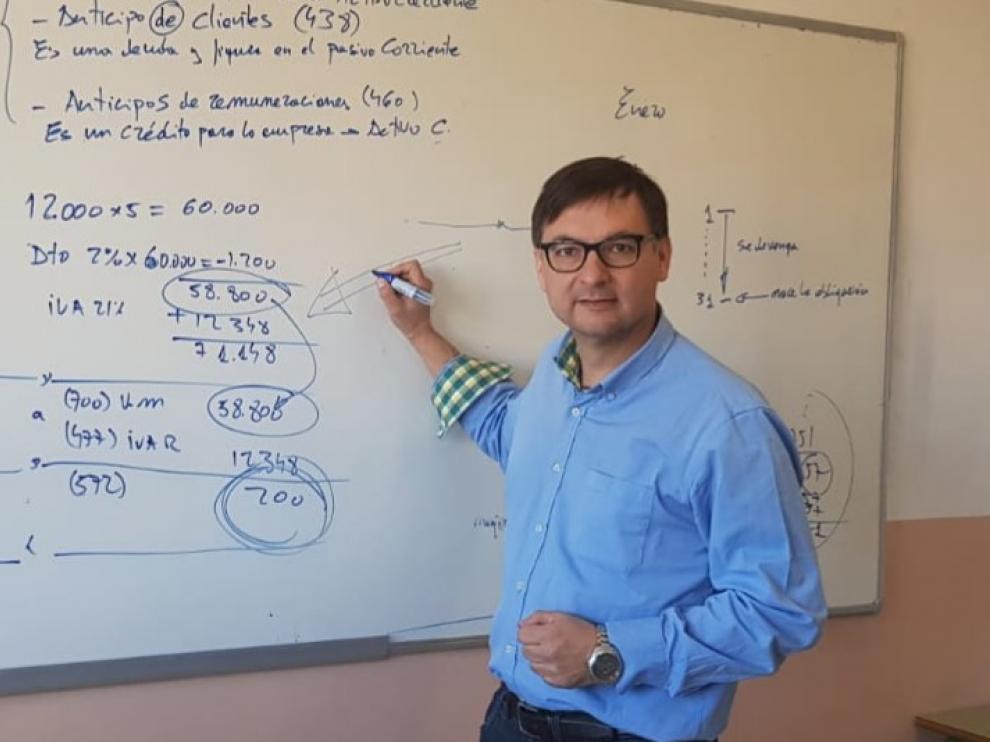 Fermín Civiac, candidato de Vox al Senado por Huesca, es profesor.