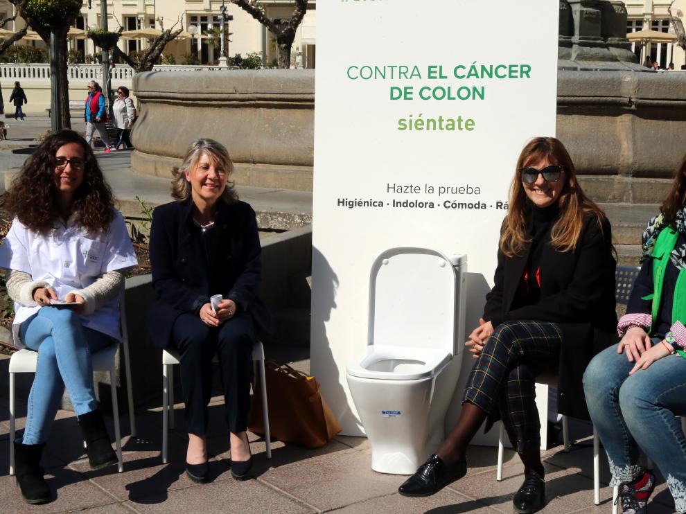 Inodoro instalado en la plaza de Navarra de Huesca para concienciar contra el cáncer de colon.