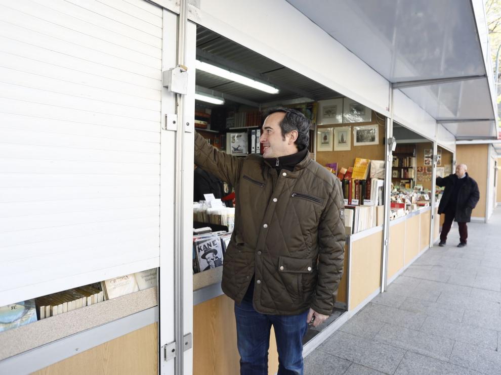 Los libreros suben sus persianas en la inauguración de la Feria.