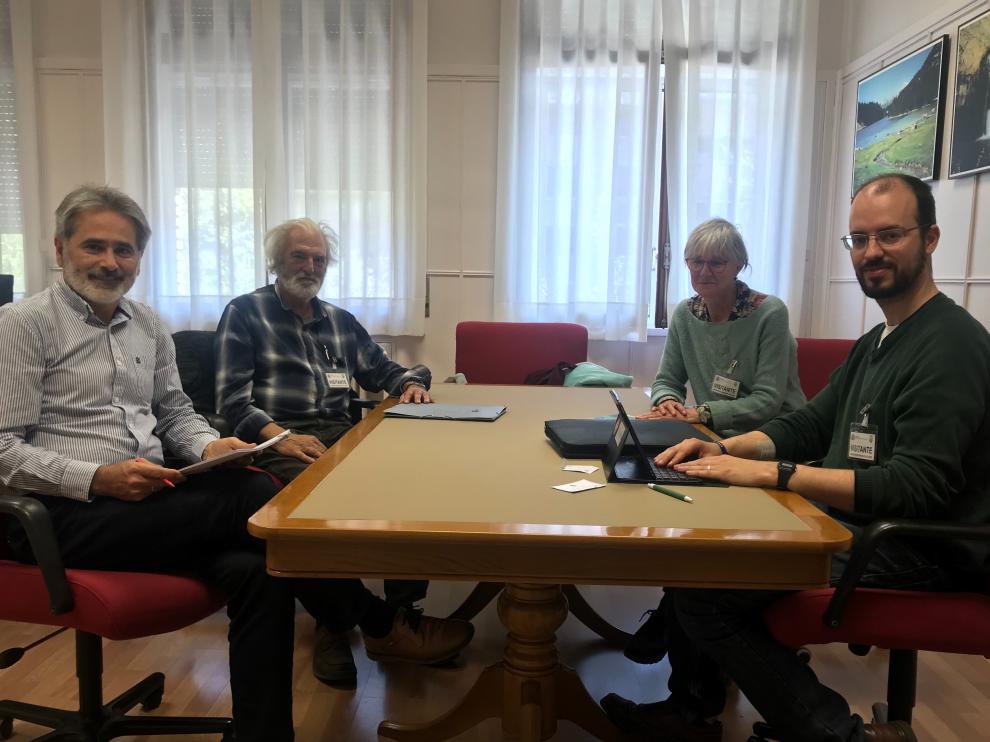 Reunión de los representantes de la Plataforma Loporzano sin ganadería intensiva con la CHE