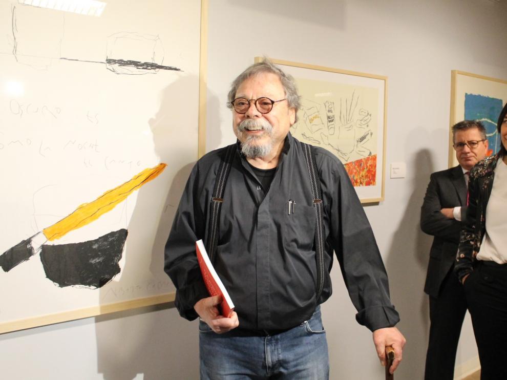 Alberto Corazón, ayer, delante de una de sus obras.