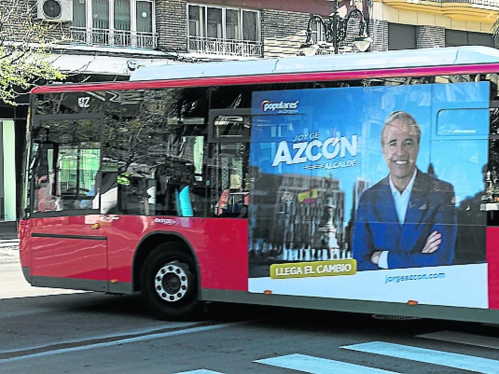 Campaña del PP en uno de los autobuses de Zaragoza