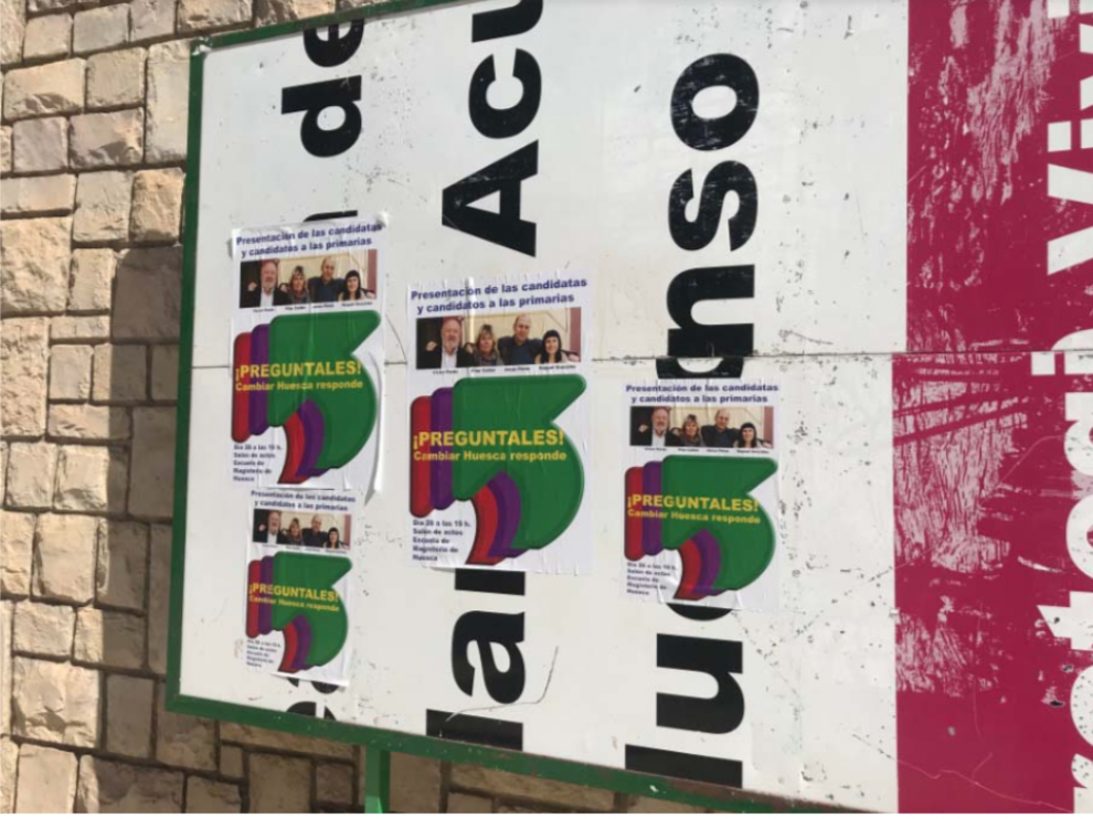 Carteles de Cambiar Huesca en un espacio reservado para propaganda electoral.