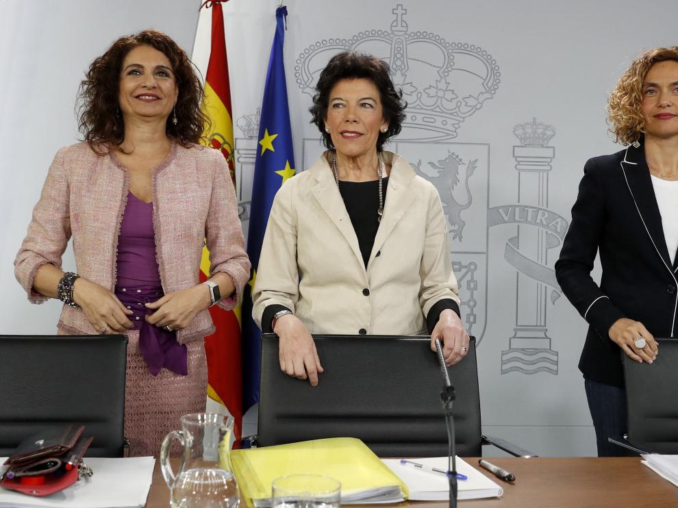 Las ministra de Educación, Isabel Celáa (c); de Hacienda, María Jesús Montero (i); y de Política Territorial, Meritxell Batet (d), durante la rueda de prensa posterior al Consejo de Ministros.