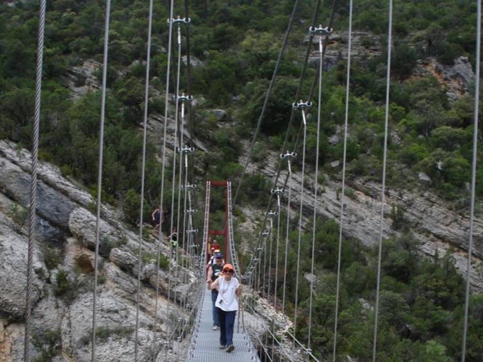 Los primeros senderistas ya han podido pasar por el puente.