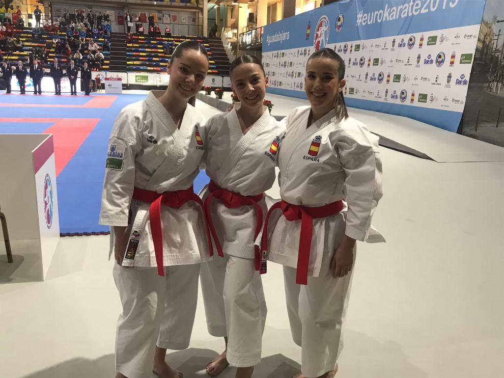 Marta Vega, Lidia Rodríguez y Raquel Roy, tras clasificarse para la final de kata equipos