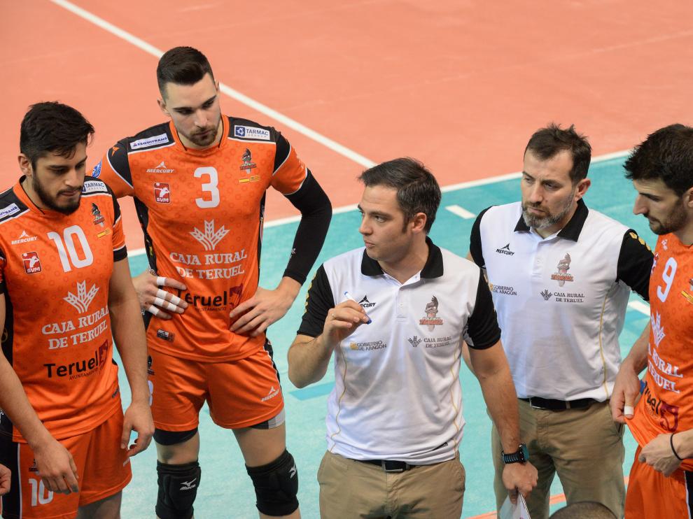 Miguel Rivera da instrucciones en un partido del CV Teruel de esta temporada