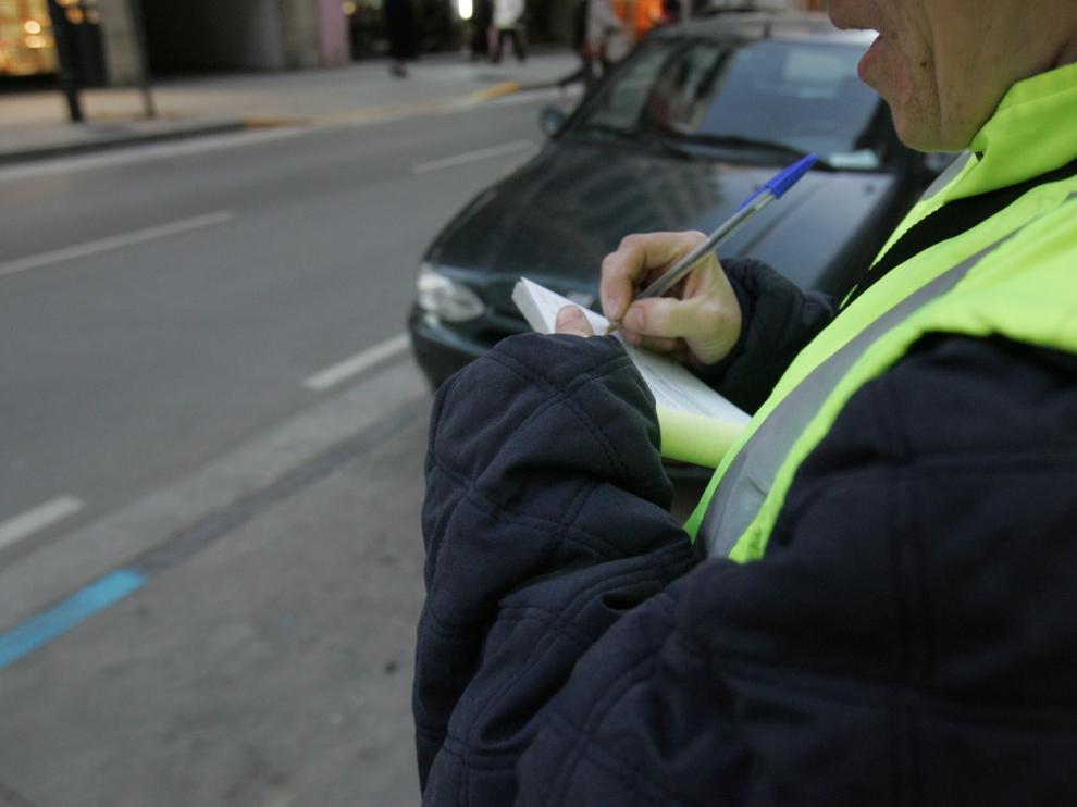 Policía Local de Huesca multando