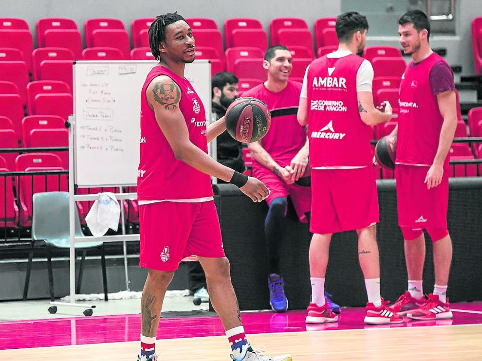 Stan Okoye, durante un entrenamiento del Tecnyconta Zaragoza