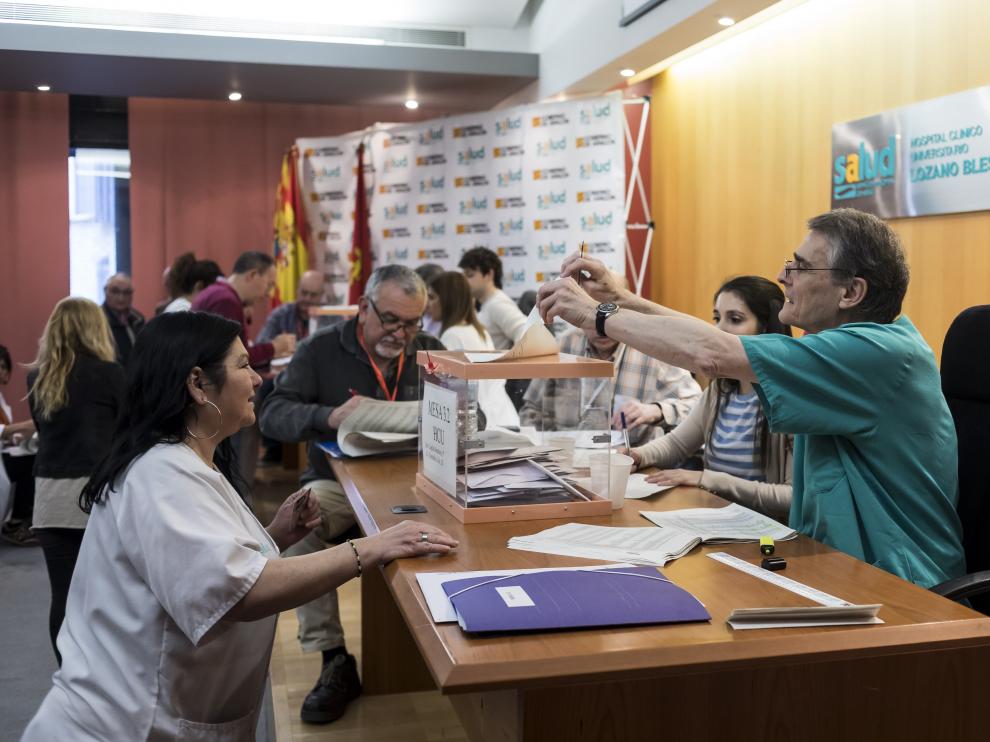 Trabajadores sanitarios votando en el hospital Clínico de Zaragoza