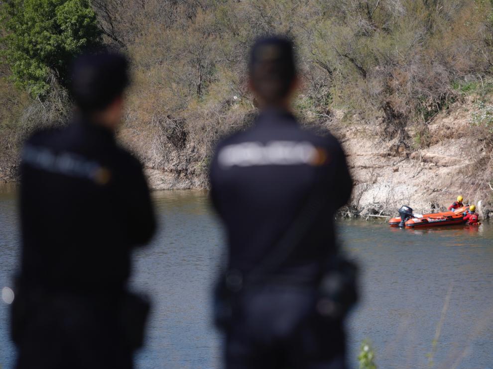 Los Bomberos de Zaragoza han desplegado un operativo para localizar el cuerpo