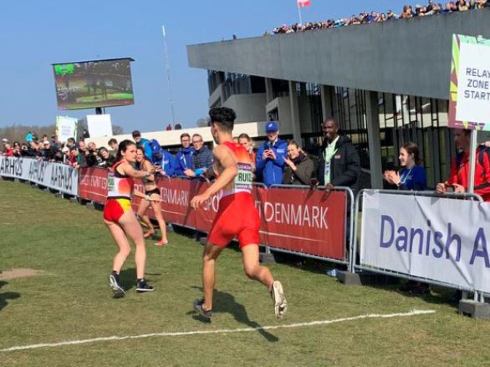 Espejo toma el relevo en la prueba por equipo mixto en el Mundial de cross en Aarhus (Dinamarca