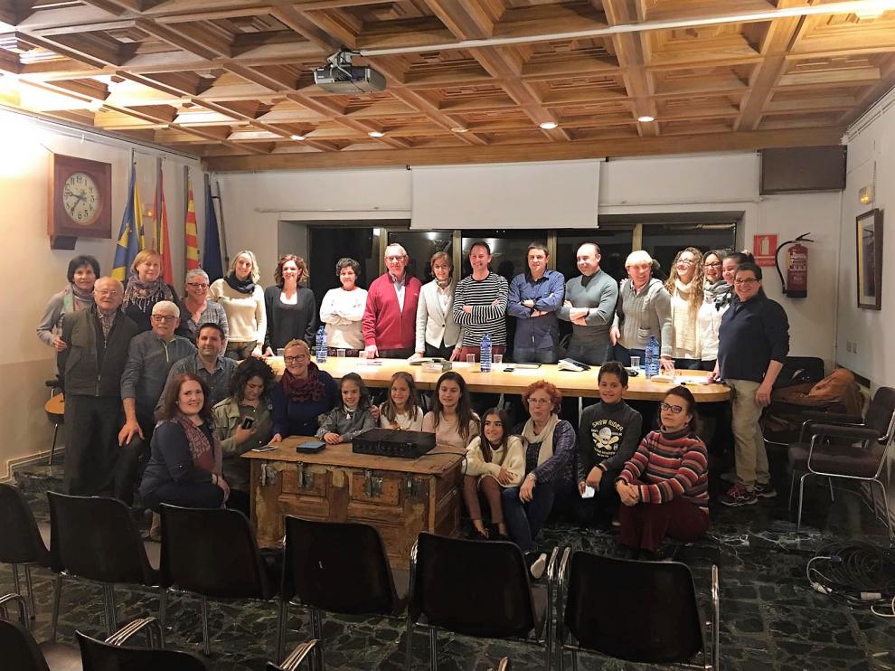 Fotografía de familia con representantes de la Academia de la Artes en el Ayuntamiento de Ayerbe