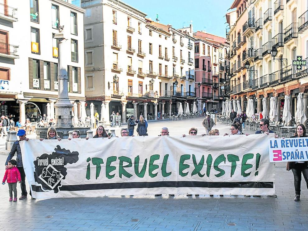 Miembros de la plataforma Teruel Existecon una de las pancartas quese miostraran en la manifestacion del Domingo 31 en Madrid. Foto AntonioGarcia/Bykofoto. 29/03/19 [[[FOTOGRAFOS]]]
