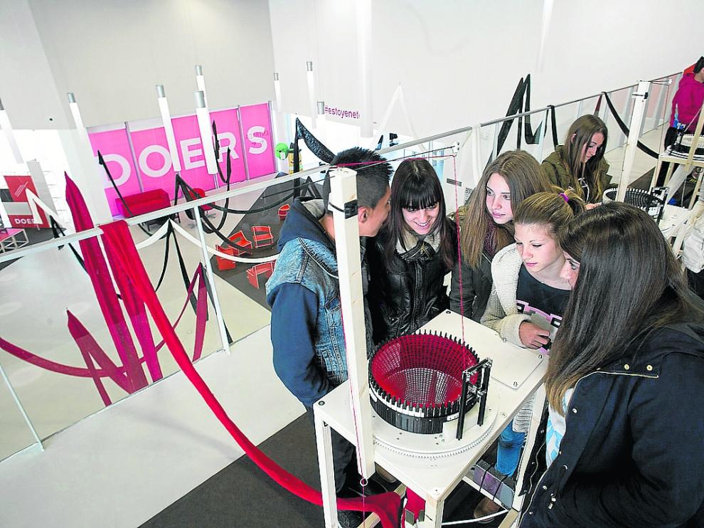 Un grupo de jóvenes participa en una actividad cultural en el centro Etopia